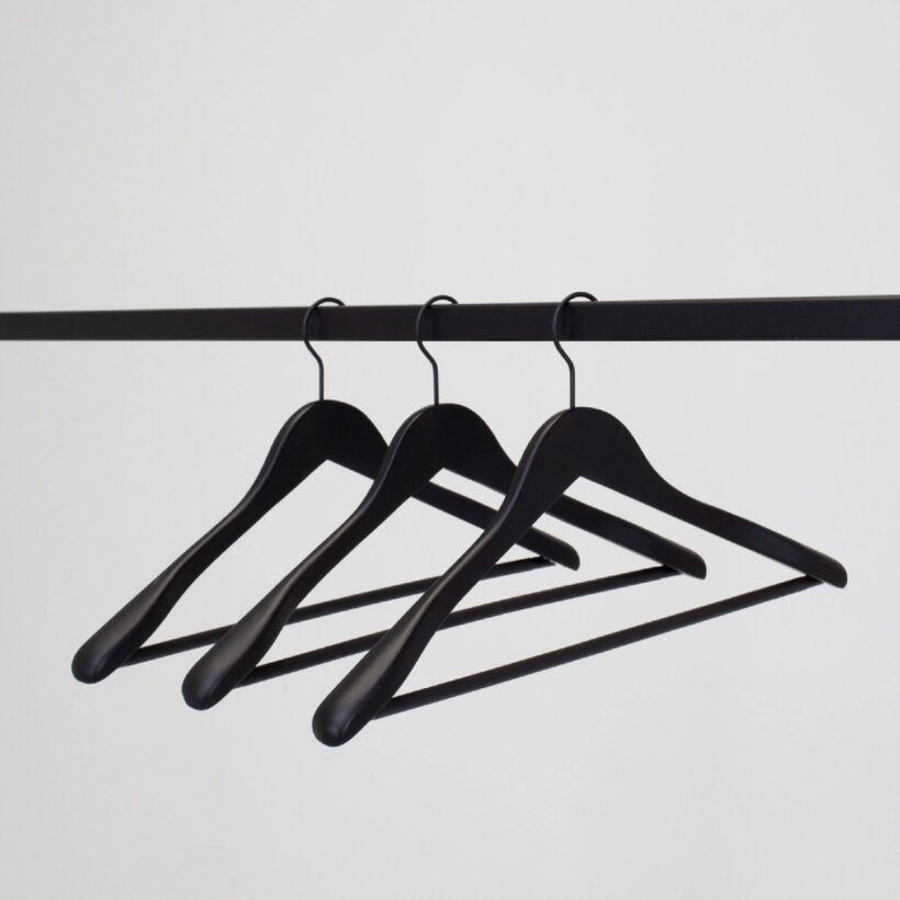 Gruccia Nera con asta per pantaloni, larghezza da 44 cm spalla 3cm