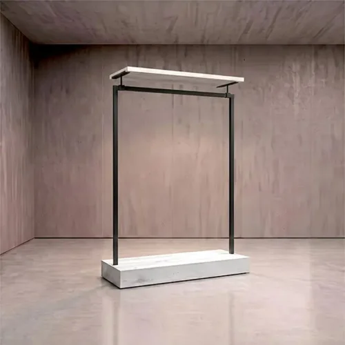 Stender con base e ripiano in legno 119 x 40 cm